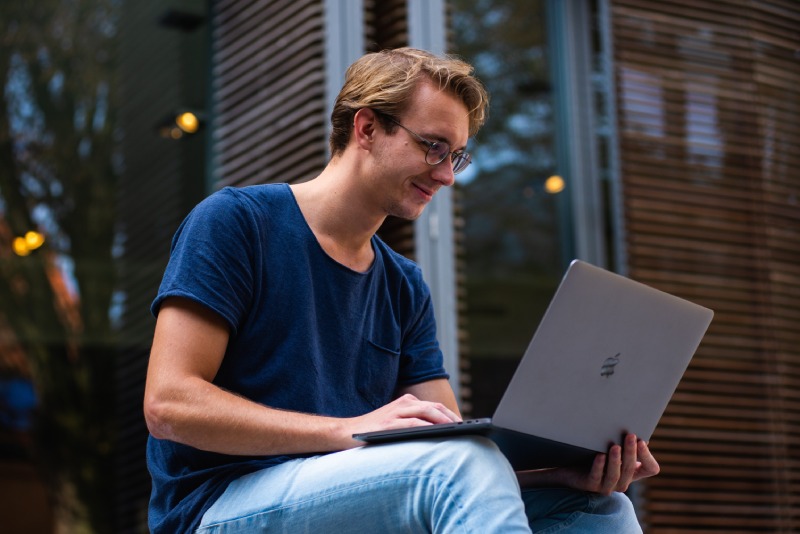 Etudiant formation stratégie digitale en ligne